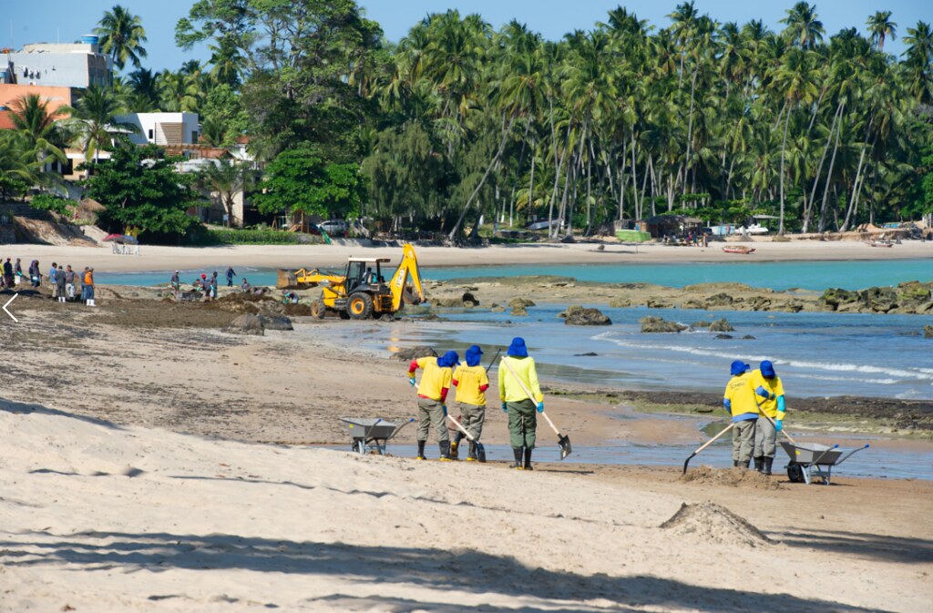 巴西海岸漏油原因仍是謎 成千上萬志工「挖黑泥」